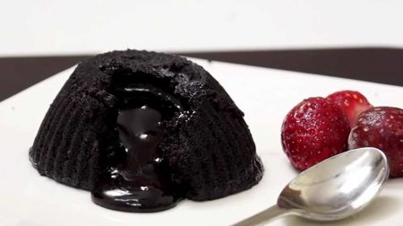 فیلم آموزش طرز تهیه کیک آتشفشان شکلاتی آب شده بدون تخم مرغ (میکروویو)