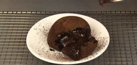 فیلم آموزش طرز تهیه کیک آتشفشان شکلاتی 2