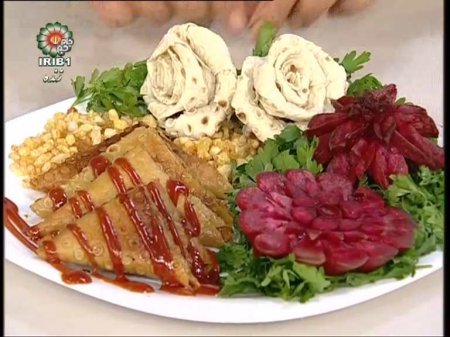 فیلم آموزش طرز تهیه تهیه سمبوسه و طرز پیچیدن آن با نان لواش و درست کردن گل با نان لواش- خانم پری ناز گل آور
